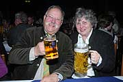 unter den Gästen. Wirt Wiggerl Hagn mit Frau (Foto: Ingrid Grossmann)